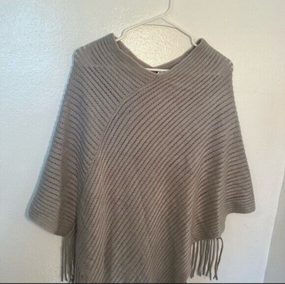 Grey Knit Shawl With Fringe - Picture 4 of 4